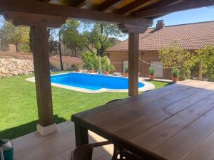Bazén v ubytovaní Casa Rural Las Albertas alebo v jeho blízkosti