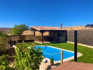 Bazén v ubytovaní Casa Rural Las Albertas alebo v jeho blízkosti