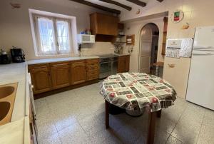 A kitchen or kitchenette at Masia Rural Les Alsines