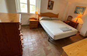 A bed or beds in a room at Masia Rural Les Alsines