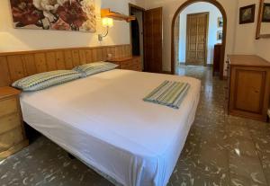 A bed or beds in a room at Masia Rural Les Alsines