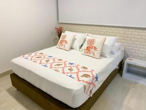 Una cama con dos almohadas encima. en OCEANA HOTEL, en San Andrés