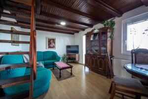ein Wohnzimmer mit einem grünen Sofa und einem Etagenbett in der Unterkunft ZIDANICA KRŠTINC in Straža