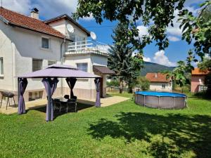 a gazebo and a pool in the yard of a house at Мальовица - къща за гости in Dospey Makhla