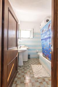 y baño con aseo, lavabo y pecera. en Ktima Viro, en Filiatra