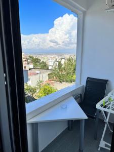 balcón con mesa y vistas a la ciudad en Solen Apartments en Durrës