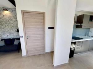 A kitchen or kitchenette at Luxury Apartment with balcony garden view Még 10 kép