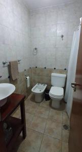 y baño con aseo y lavamanos. en Excelente Depto para 4 pers en zona estratégica en Santiago del Estero