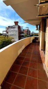 a balcony of a building with a tiled walkway at Excelente Depto para 4 pers en zona estratégica in Santiago del Estero