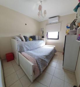 a bedroom with a bed and a refrigerator at Excelente Depto para 4 pers en zona estratégica in Santiago del Estero