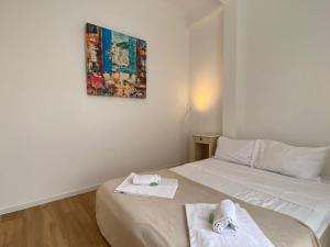 een kamer met een bed met handdoeken erop bij La terrasse Apartment Five stars holiday house in Nice