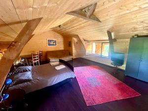 Televízia a/alebo spoločenská miestnosť v ubytovaní Maison de campagne chaleureuse