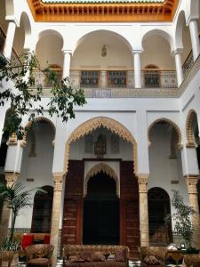 vista anterior de um edifício com um pátio em Dar Al Miraaj em Rabat