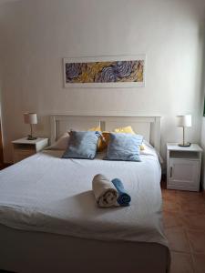 Puerto de la Estaca的住宿－Casa Puerto de la Estaca，一间卧室配有一张带两盏灯的大型白色床。