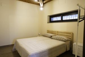 1 dormitorio con cama y ventana en Casetta delle Rose sull'etna, en Viagrande