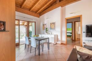uma sala de jantar com mesa e cadeiras em Casa Francesca Relax em Limone sul Garda