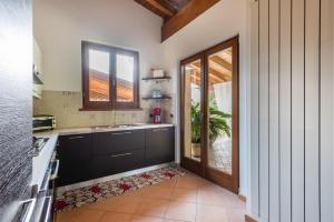 uma cozinha com um lavatório e uma janela em Casa Francesca Relax em Limone sul Garda