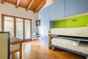 um quarto com 2 beliches e uma secretária em Casa Francesca Relax em Limone sul Garda