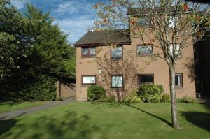 una casa con un árbol delante de ella en The Kelvin - Peaceful West End River View Property, en Glasgow