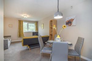 sala de estar y comedor con mesa y sillas en The Kelvin - Peaceful West End River View Property en Glasgow