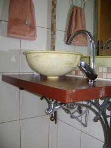 a bowl sink on a counter in a bathroom at Sobrado Nova Petropolis in Nova Petrópolis