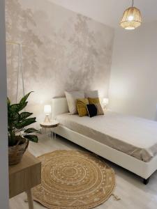 um quarto com uma cama e um vaso de plantas em Beure maison chaleureuse et cosy em Beure