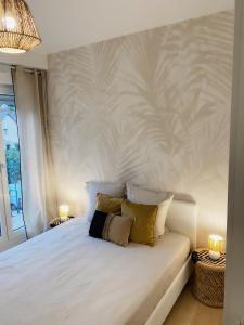 a bedroom with a large white bed with two pillows at Beure maison chaleureuse et cosy in Beure