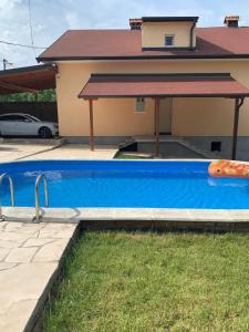 Kolam renang di atau dekat dengan Mika’s Poolhouse