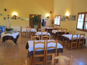Reštaurácia alebo iné gastronomické zariadenie v ubytovaní Montsant Park Camping & Bungalow