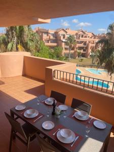 stół z talerzami i kieliszkami do wina na patio w obiekcie Luxury 2 bedroom 2 bathroom South facing second floor apartment w mieście Los Martínez