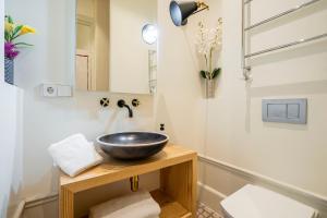 マドリードにあるEver House - CHUECA-GRAN VIAのバスルーム(木製の洗面化粧台、ボウルシンク付)