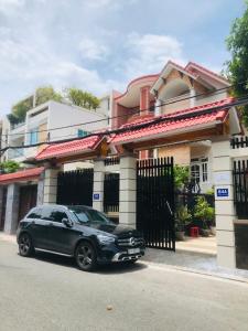 un coche negro estacionado frente a una casa en Châu Gia Villa Vũng Tàu - Có chỗ đậu xe hơi, en Vung Tau