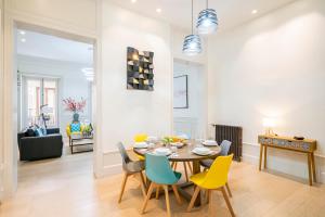 jadalnia i salon ze stołem i krzesłami w obiekcie Ever House - CHUECA-GRAN VIA w Madrycie