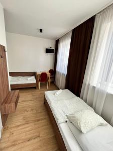 Posteľ alebo postele v izbe v ubytovaní Hotel i Restauracja „KRISTAL”