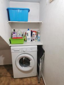 eine Waschküche mit einer Waschmaschine im Bad in der Unterkunft Apartamento en piscinas naturales. in Barlovento