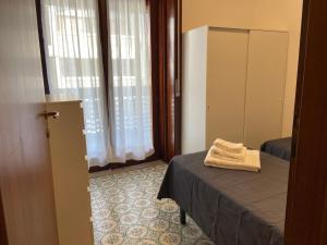 Posteľ alebo postele v izbe v ubytovaní ESPLANADE SEA SIDE - bicamere, 2 terrazzi, garage a richiesta