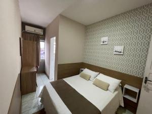 a bedroom with a large bed in a room at Hospedar Flats & Residence in Santa Cruz do Sul