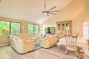 uma sala de estar com uma ventoinha de tecto e uma mesa e cadeiras em Sunny North Fort Meyers Escape with Canal Views! em North Fort Myers
