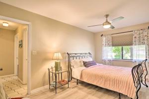 um quarto com uma cama e uma janela em Sunny North Fort Meyers Escape with Canal Views! em North Fort Myers