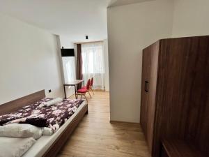 Posteľ alebo postele v izbe v ubytovaní Hotel i Restauracja „KRISTAL”