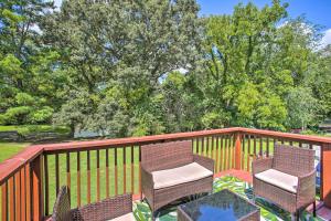 Balcone o terrazza di Charming Springfield Escape with Furnished Deck
