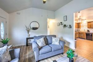 Cucina o angolo cottura di Charming Springfield Escape with Furnished Deck