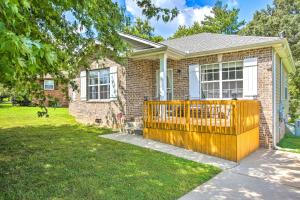una casa di mattoni con una staccionata di legno nel cortile di Charming Springfield Escape with Furnished Deck a Springfield