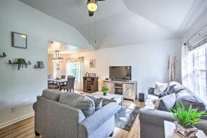 TV o dispositivi per l'intrattenimento presso Charming Springfield Escape with Furnished Deck