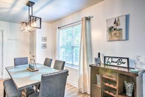 TV o dispositivi per l'intrattenimento presso Charming Springfield Escape with Furnished Deck