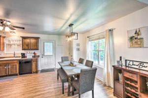 una cucina e una sala da pranzo con tavolo e sedie di Charming Springfield Escape with Furnished Deck a Springfield