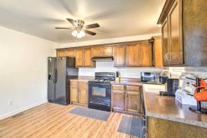 Cucina o angolo cottura di Charming Springfield Escape with Furnished Deck