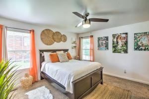 una camera da letto con un letto e un ventilatore a soffitto di Charming Springfield Escape with Furnished Deck a Springfield
