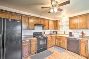 Cucina o angolo cottura di Charming Springfield Escape with Furnished Deck
