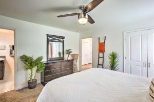 Letto o letti in una camera di Charming Springfield Escape with Furnished Deck